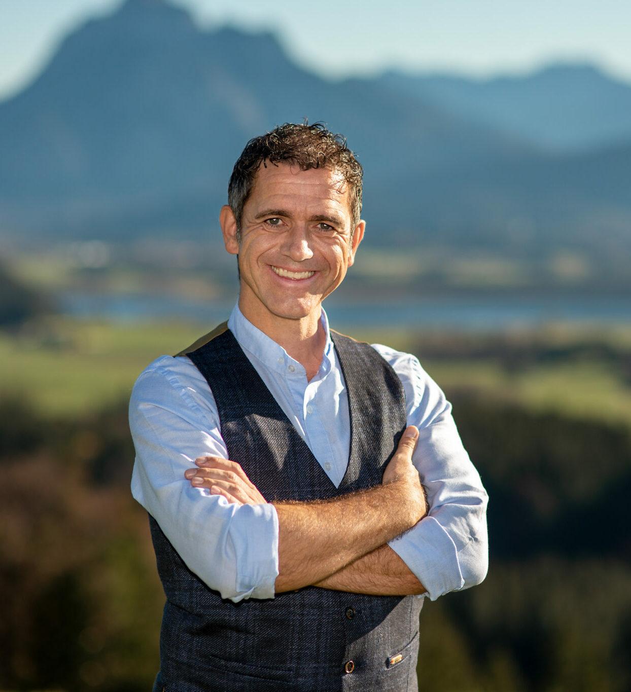 ARMIN-LEINEN-Experte-fuer-gelebte-Kundenbegeisterung-und-Markenentwicklung-im-Handwerk-Querformat-2048x1365-1-e1631120657820 1 ARMIN LEINEN Experte fuer gelebte Kundenbegeisterung und Markenentwicklung im Handwerk Querformat 2048x1365 1 e1631120657820